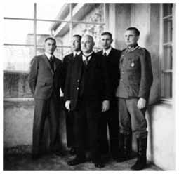 Vater Paul Kroschewski mit den vier Söhnen auf der Veranda des neuen Wohnhauses