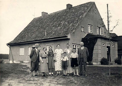 Familie Paleschke (mit Ehepaar Weng) vor ihrem Wohnhaus
